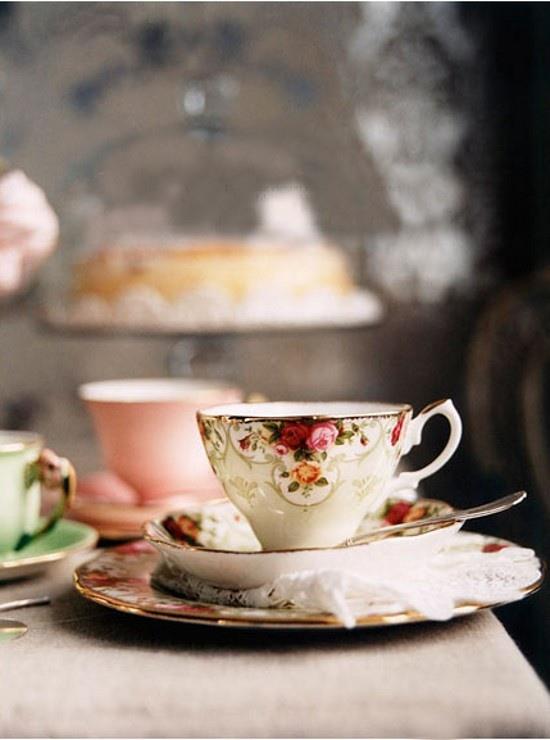 servire cesti de cafea