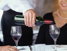 cum turnam vinul in pahar